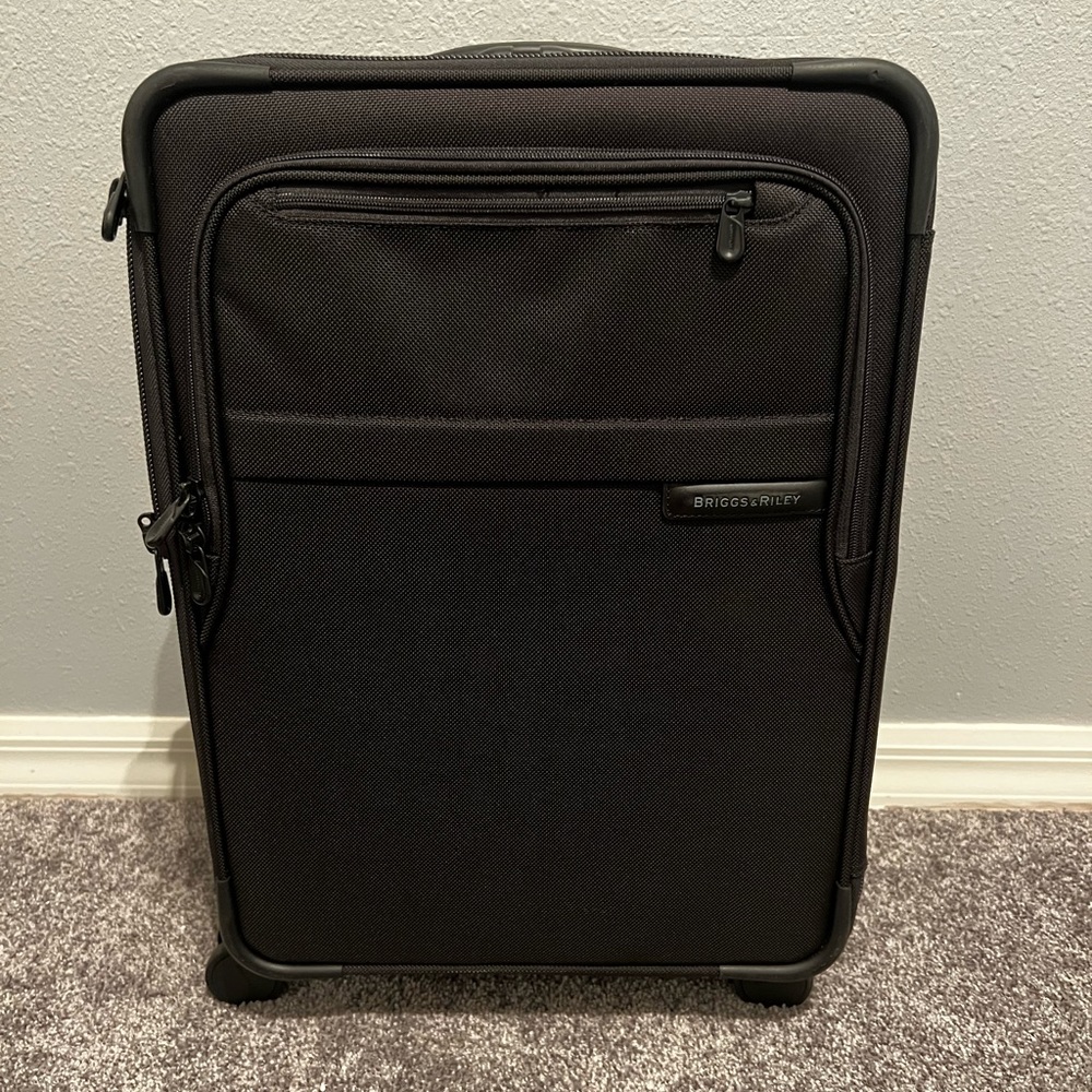 Briggs & Riley 22" Essential 21" Carry-On Expandable Spinner MINT CONDITION